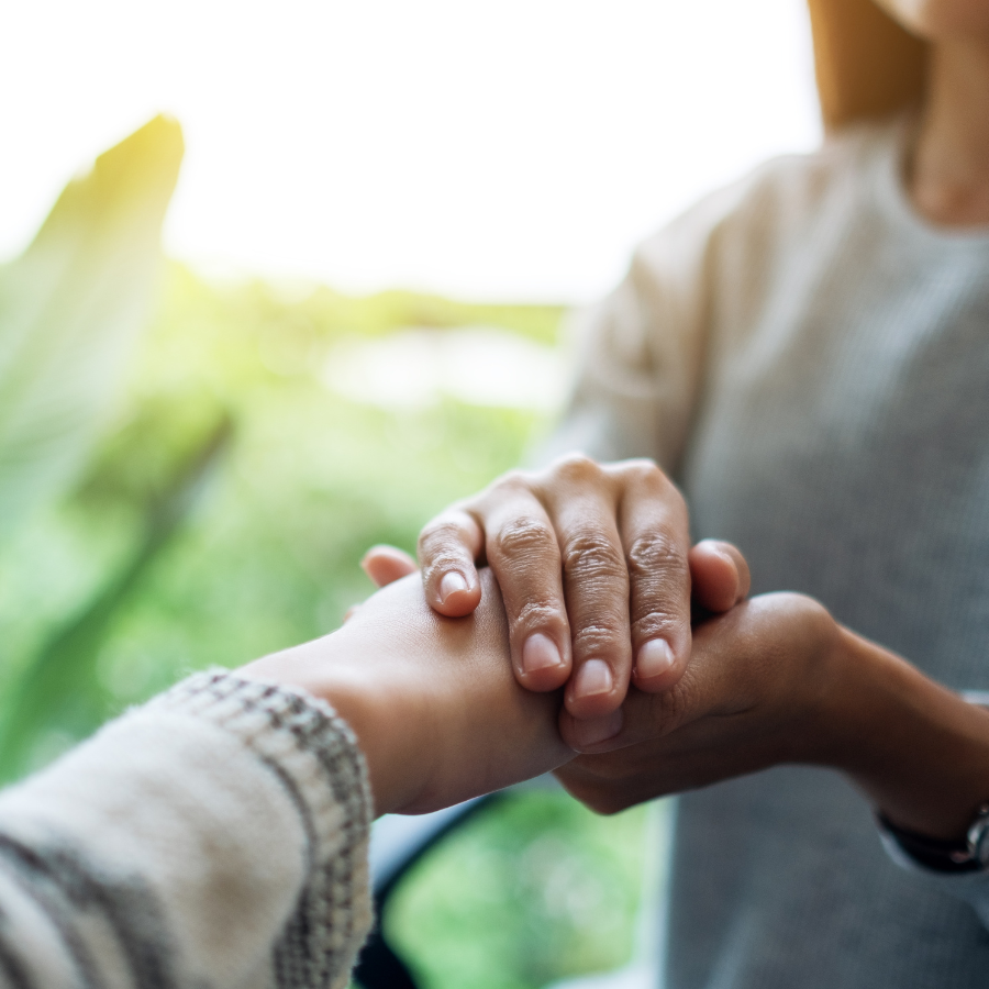 Mãos se acolhendo, simbolizando o apoio, a compaixão e a comunidade que o Holy Spirit oferece para sua jornada de vida plena.