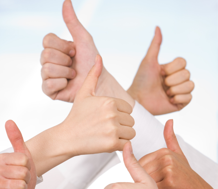 Mãos erguidas com os polegares para cima, simbolizando a aprovação e a satisfação dos testemunhos de vidas transformadas pelo Holy Spirit Coach de Vida.