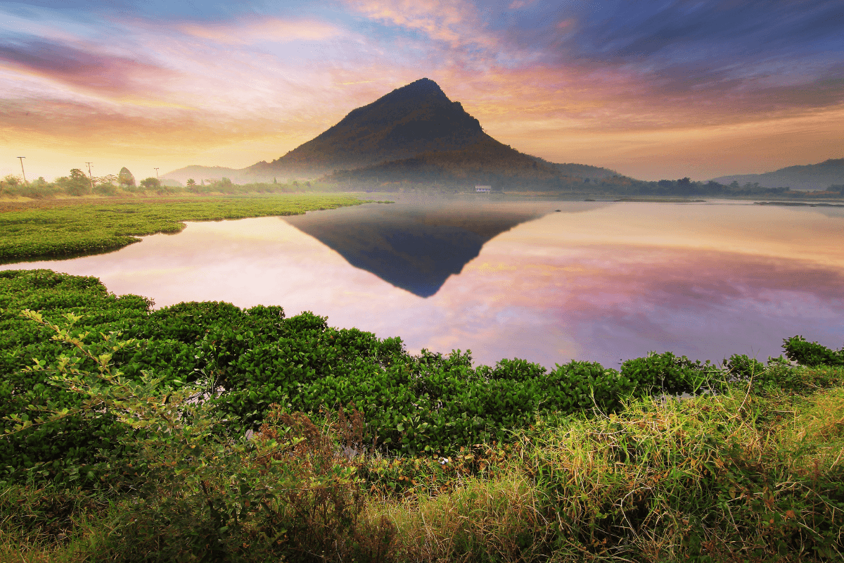 Campo aberto com uma mão estendendo ajuda a outra, simbolizando a prontidão em servir.