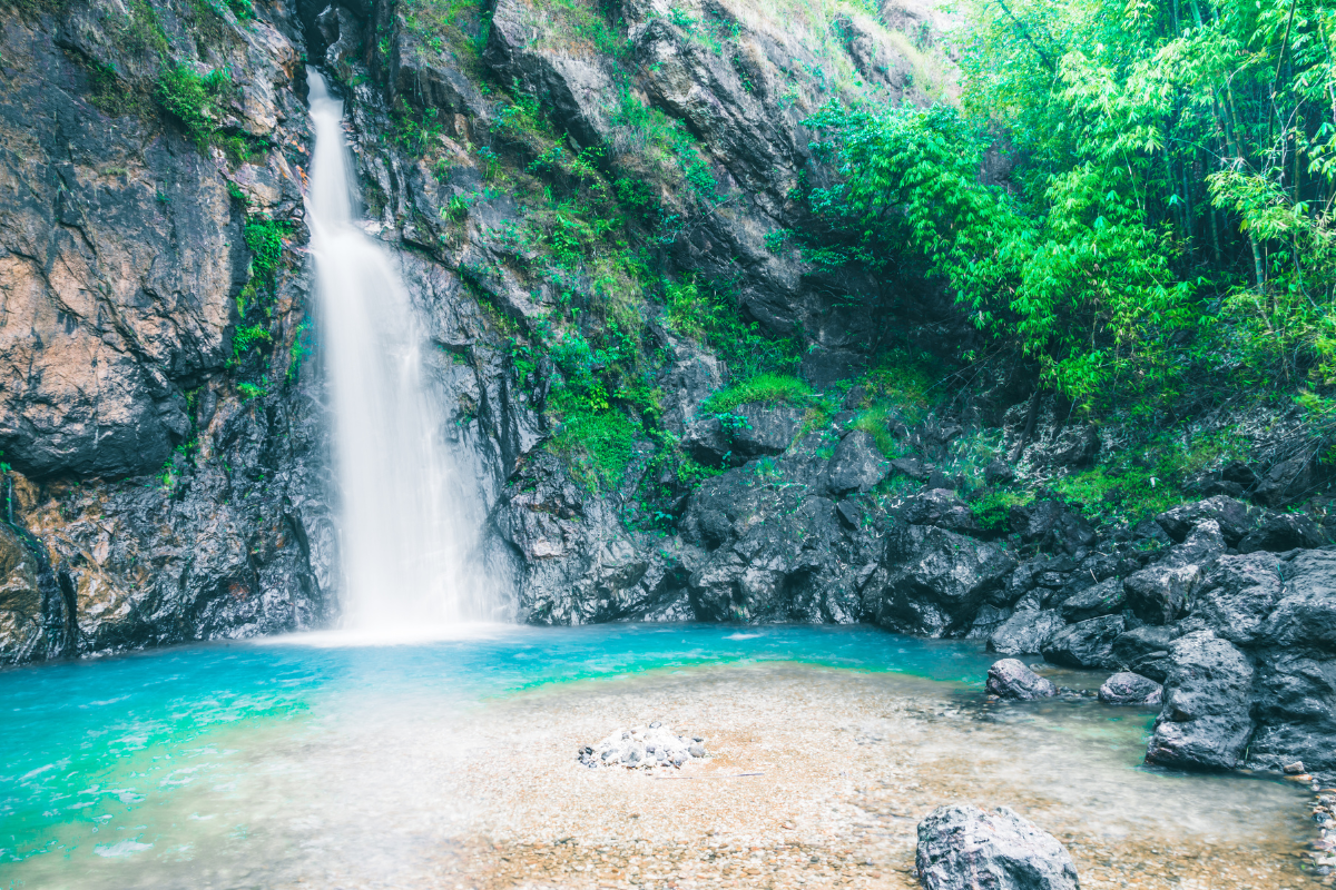 Uma meditação sobre a força, coragem e a presença constante de Deus diante dos desafios da vida.