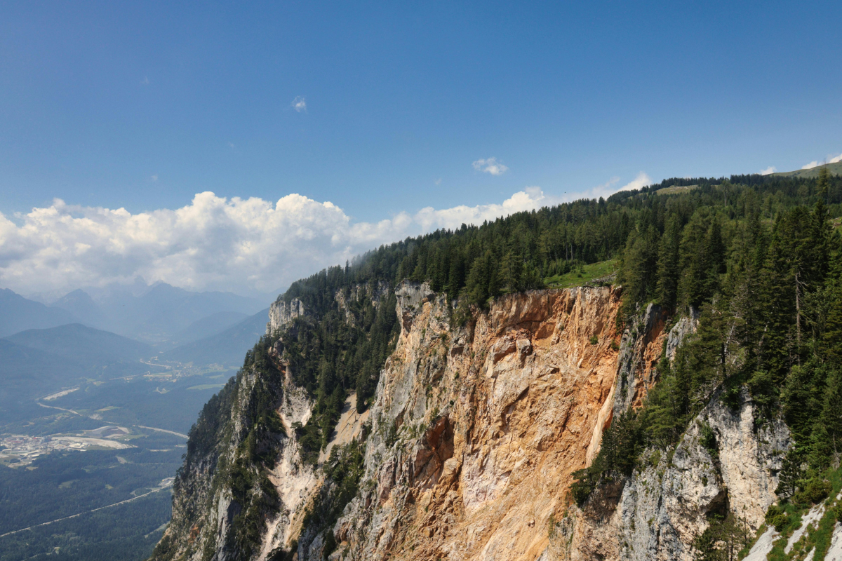 Uma reflexão sobre a importância de agir com sabedoria e respeito diante das autoridades, buscando paciência e justiça em todas as situações.