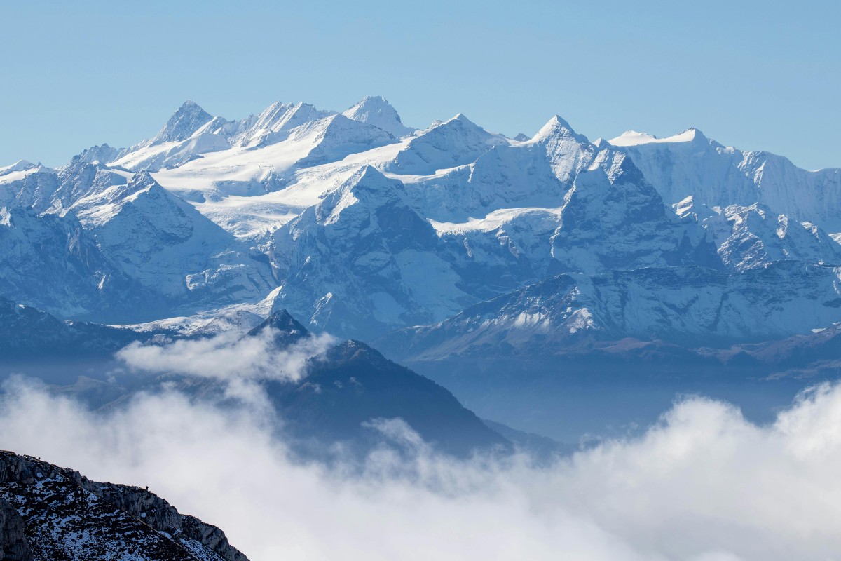 Uma reflexão sobre a perseverança na fé e a manutenção do amor em um mundo onde a iniquidade se multiplica, buscando a salvação.